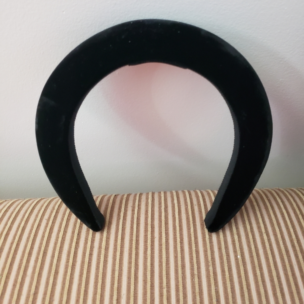 Chanel velveteen black headband AUTHENTIC NEW with  dust bag 400.00 or offer - Picture 4 of 7